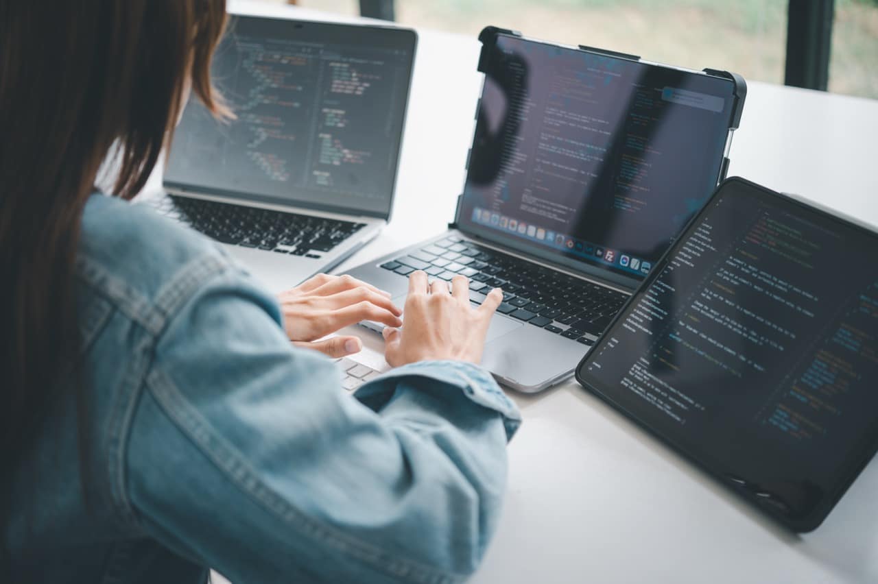 Leia mais sobre o artigo Firewall Empresarial: A Defesa Essencial Contra Ameaças Cibernéticas e o Guia para Escolher o Seu