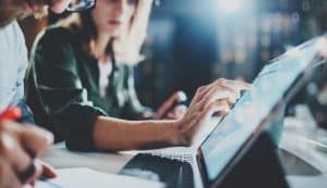 Leia mais sobre o artigo Monitoramento de Aplicações (APM): Como Diagnosticar e Eliminar Lentidão Crítica Antes que o Usuário Perceba