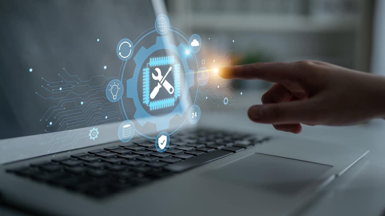 Manutenção Preventiva de Hardware: Como a Limpeza Técnica e a Revisão Física Prolongam a Vida Útil da Sua TI