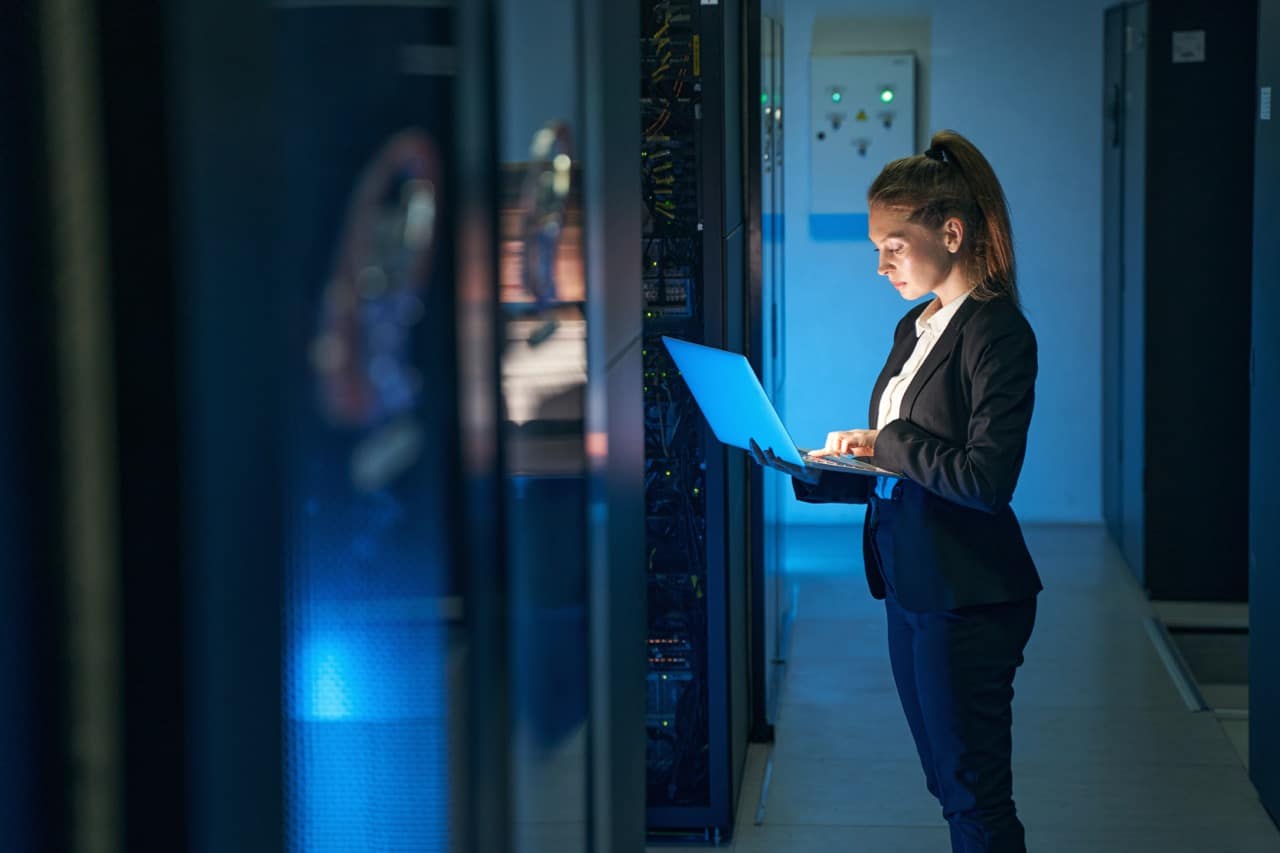 Proteção Elétrica para TI: Como Nobreaks e a Gestão de Energia Evitam a Quebra de Servidores e a Perda de Dados