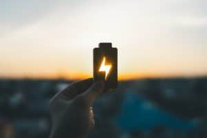 Leia mais sobre o artigo Proteção Elétrica para TI: Como Nobreaks e a Gestão de Energia Evitam a Quebra de Servidores e a Perda de Dados