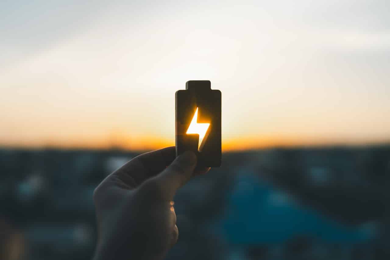 Leia mais sobre o artigo Proteção Elétrica para TI: Como Nobreaks e a Gestão de Energia Evitam a Quebra de Servidores e a Perda de Dados