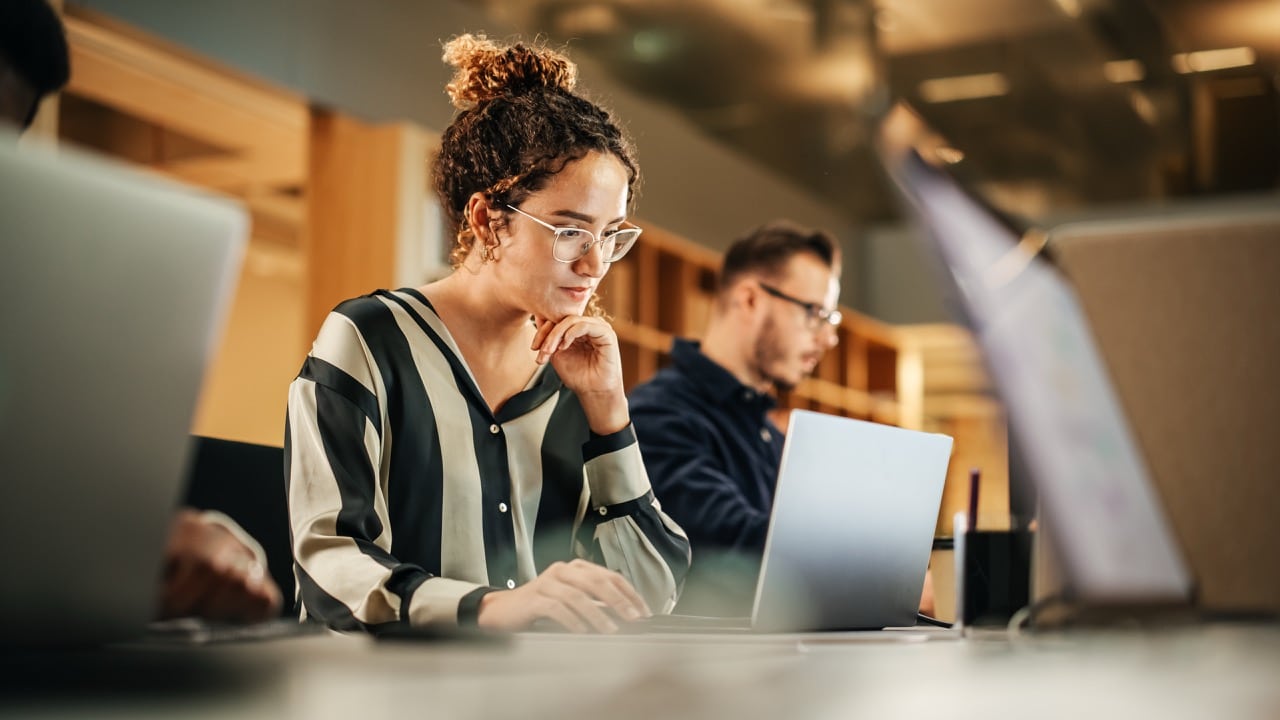 Leia mais sobre o artigo Trabalho em Coworking: 5 Dicas de Segurança de TI para Proteger seus Dados em Redes Compartilhadas